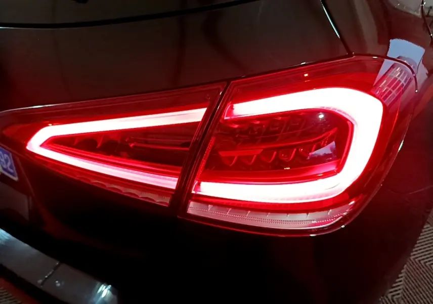 Gros plan sur le feu arrière droit allumé d'une Mercedes Classe A 250 e Business Line noire de 2020.