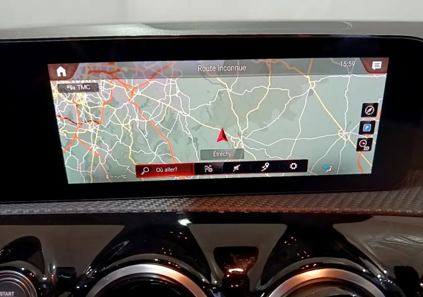 Écran tactile de navigation 10,3 pouces sur tableau de bord noir brillant d’une Mercedes Classe A 250 e 2020.