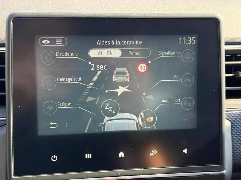 Écran tactile du système d’aides à la conduite du Renault Arkana 2025, affichant les alertes et réglages en cours.