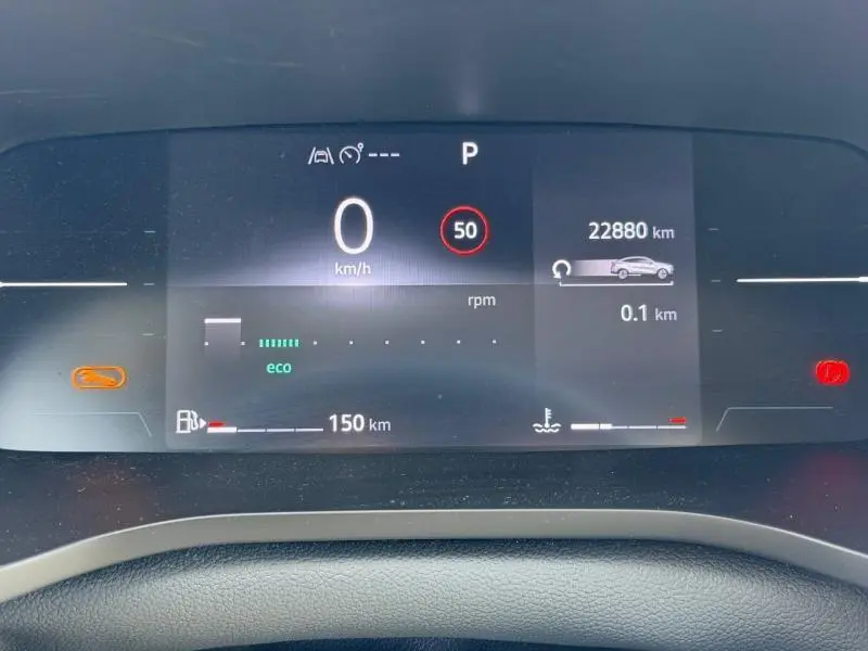 Tableau de bord numérique du Renault Arkana 2025 montrant vitesse à 0 km/h, autonomie 150 km et indicateurs de conduite.