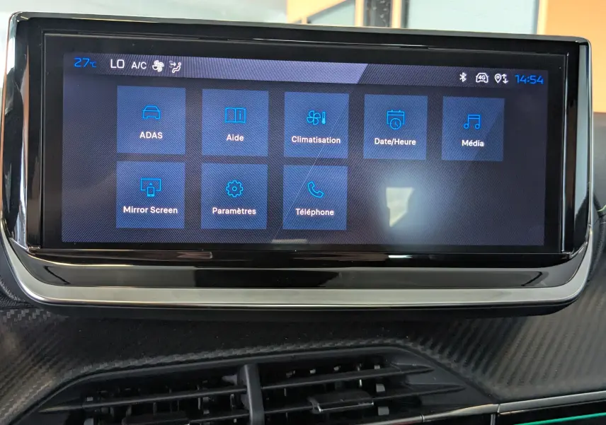 Écran tactile central de la Peugeot 208 Hybrid 145 GT affichant les options ADAS, climatisation et médias.