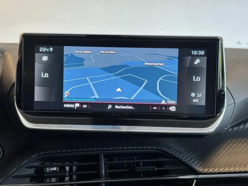 Écran tactile central du Peugeot 2008 2021 affichant la navigation, entouré de finitions noires et carbone.