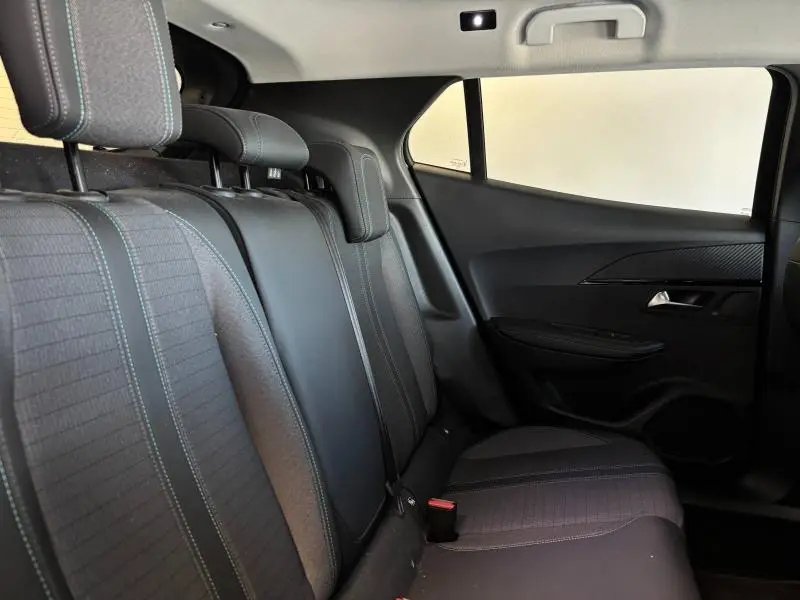 Vue intérieure côté droit des sièges arrière noirs avec appuie-têtes et vitres teintées du Peugeot 2008 2021