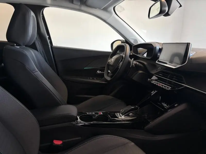 Intérieur avant droit du Peugeot 2008 2021 noir Perla Nera, avec i-Cockpit numérique 3D et console centrale brillante.