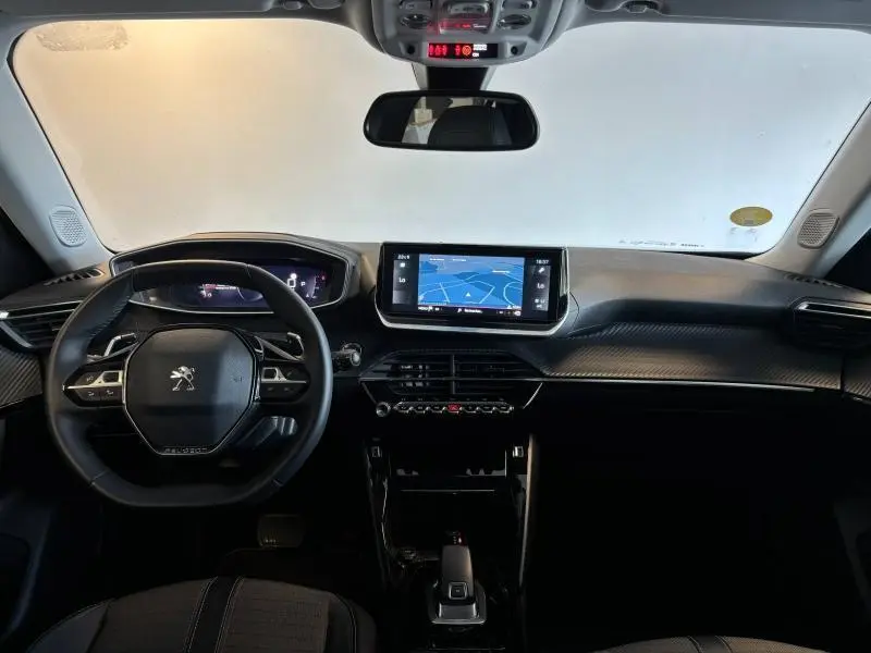 Tableau de bord et volant multifonction du Peugeot 2008 2021 vus de face avec écran tactile central et finition noire.