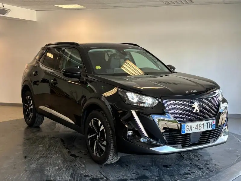 Peugeot 2008 noir Perla Nera vue 3/4 avant droit, avec calandre distinctive et jantes alu bicolores.