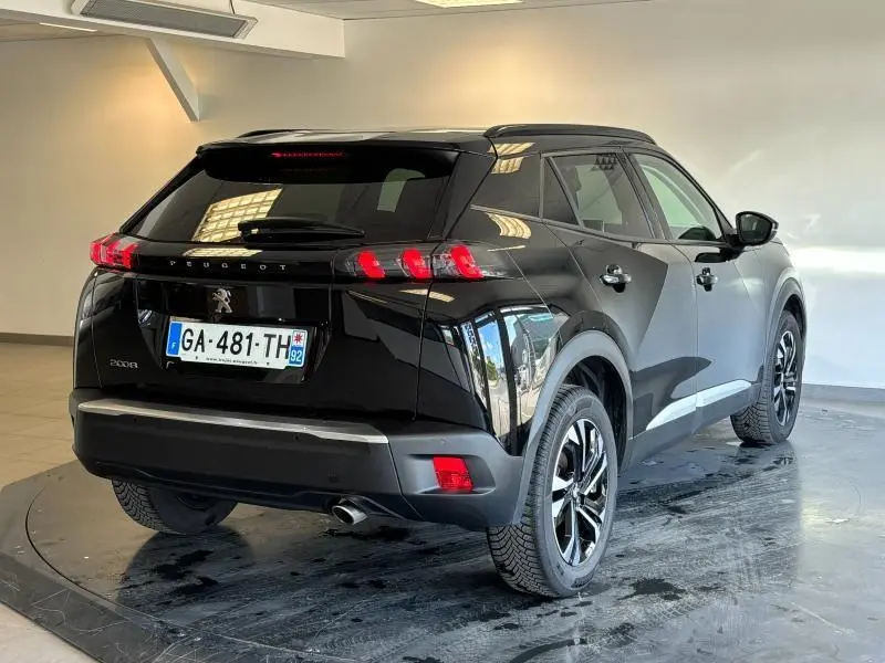 Peugeot 2008 noir Perla Nera vue 3/4 arrière droit, feux LED et jantes alliage distinctifs visibles.
