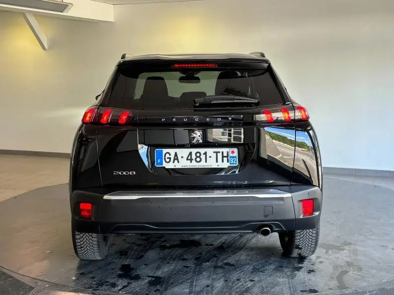 Vue arrière d'un Peugeot 2008 noir Perla Nera 2021 avec feux LED et plaque d'immatriculation française visible