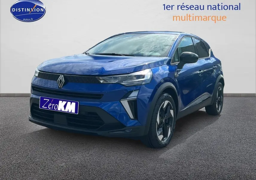 Renault Captur 2025 bleu iron en 3/4 avant droit avec jantes alu et feux LED modernes sur fond neutre.