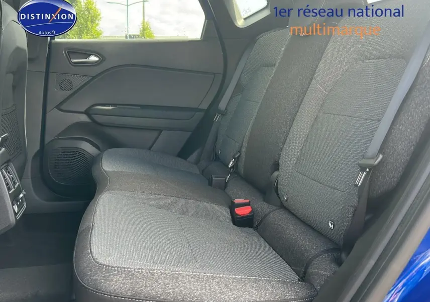 Banquette arrière grise vue côté gauche du Renault Captur Bleu Iron 2025, avec ceinture de sécurité et porte ouverte.