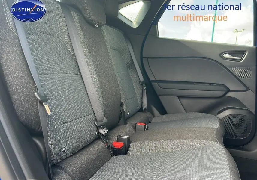 Banquette arrière côté droit de la Renault Captur 2025, tissu gris avec ceintures de sécurité visibles.
