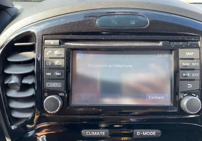 Détail de la console centrale noire du Nissan Juke Business Edition 2017 avec écran tactile et commandes multimédia.