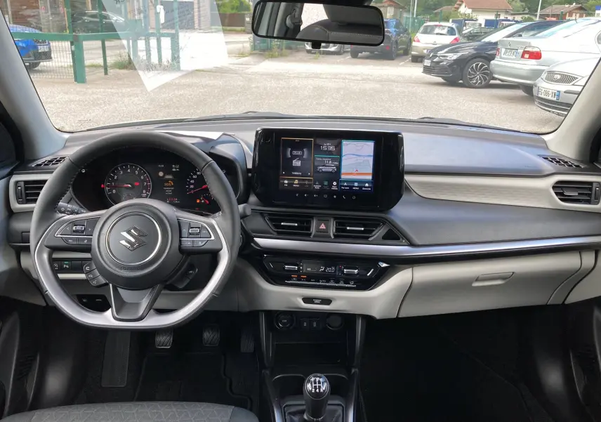 Intérieur de la Suzuki Swift 1.2 Dualjet Hybrid Allgrip Pack 2025, vue du tableau de bord et volant multifonctions cuir.