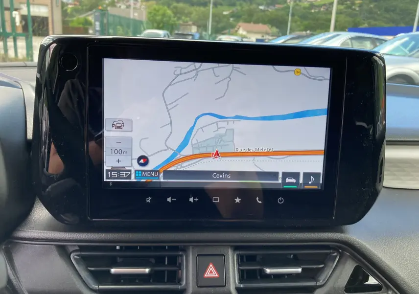 Écran tactile du système de navigation affichant une carte, dans l'habitacle d'une Suzuki Swift 2025.