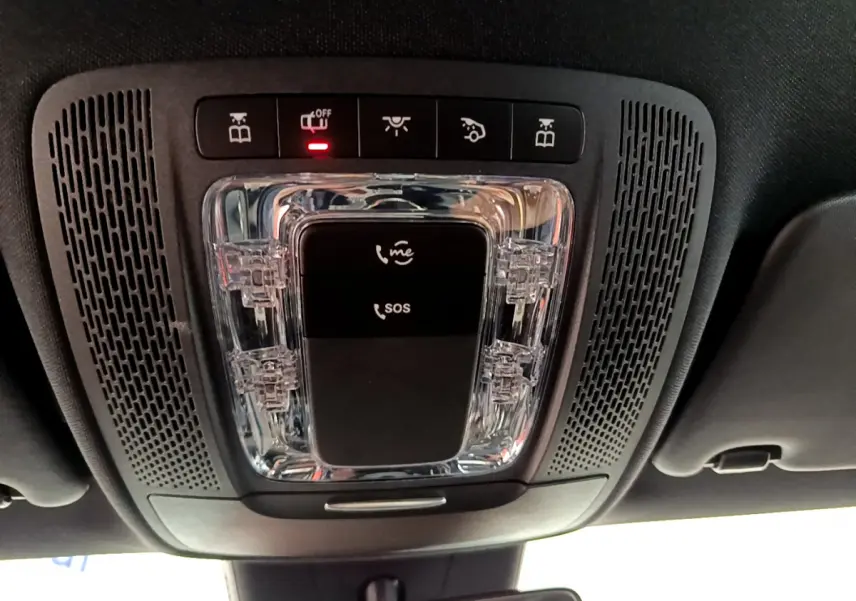 Vue en gros plan du plafonnier noir avec boutons SOS et appels dans une Mercedes Classe A gris clair 2020.