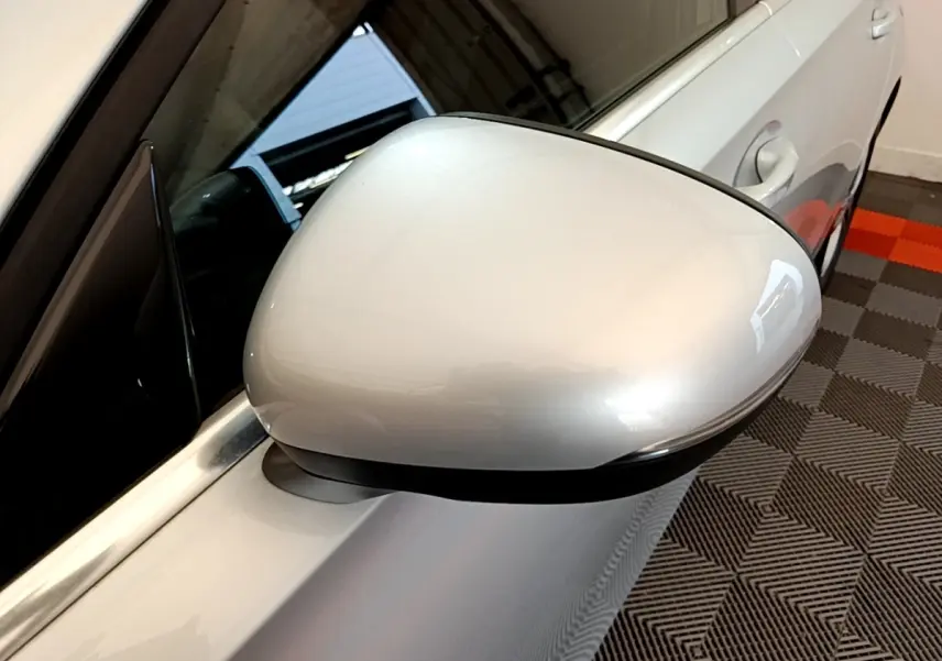 Gros plan sur le rétroviseur côté conducteur gris clair de la Mercedes Classe A 180 d Business Line 2020.