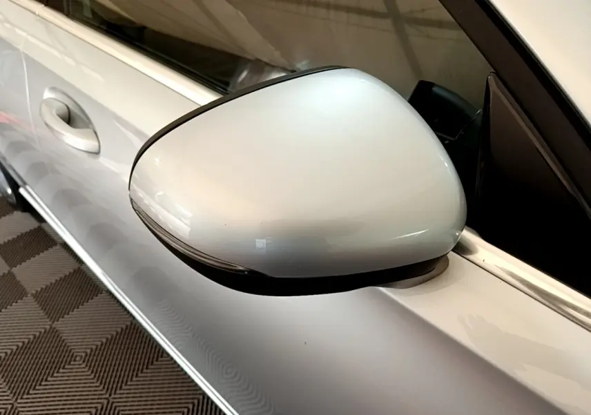 Gros plan sur le rétroviseur droit gris clair d'une Mercedes Classe A 180 d Business Line 2020.
