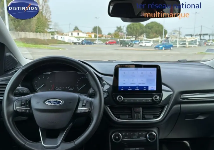 Vue intérieure du tableau de bord et volant du Ford Puma 2020, avec écran tactile central et commandes au volant.