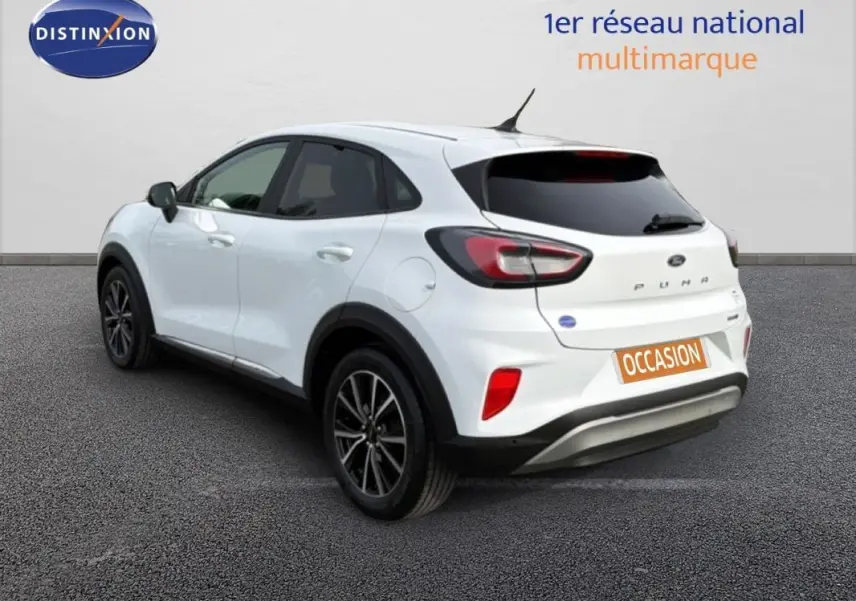 Vue 3/4 arrière droite d'un Ford Puma blanc 2020 avec jantes alliage noires et vitres surteintées.