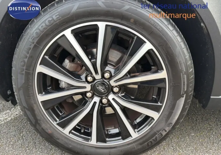 Gros plan sur la jante alliage noire et argentée de 17 pouces d’un Ford Puma blanc, côté droit.