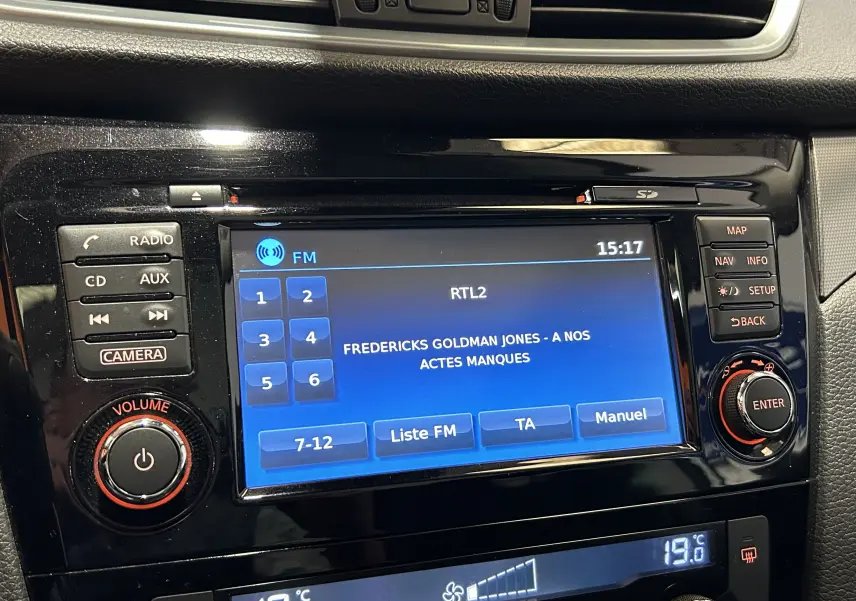 Gros plan sur l’écran central multimédia du Nissan Qashqai blanc, affichant la radio FM RTL2 à 15h17.