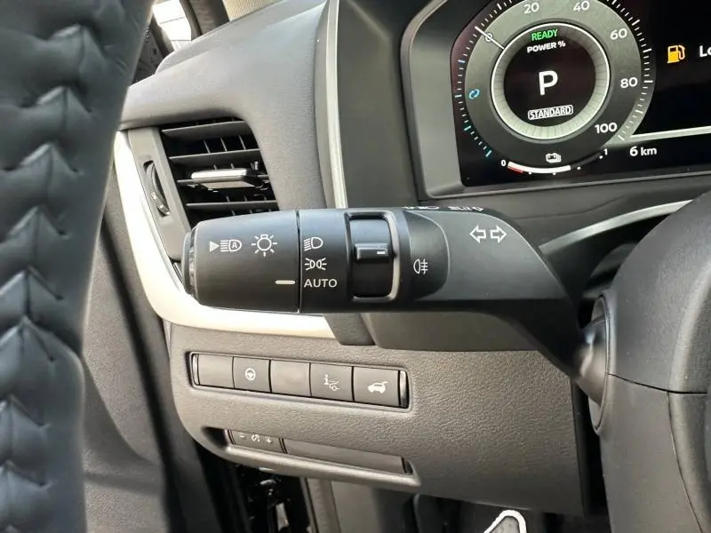 Détail intérieur du commodo d'éclairage côté gauche du tableau de bord du Nissan Qashqai Hybrid e-POWER 2025, finition N-Connecta.