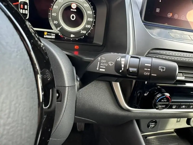 Détail de la commande d’essuie-glace côté droit sur le tableau de bord noir du Nissan Qashqai Hybrid e-POWER 2025.