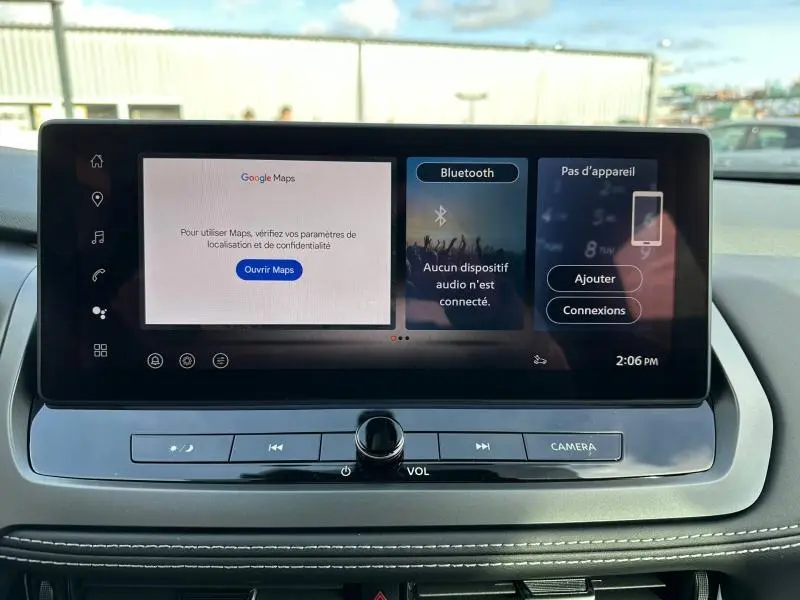 Vue rapprochée de l’écran tactile central du Nissan Qashqai 2025 Hybrid e-POWER N-Connecta avec interface Google Maps et Bluetooth.