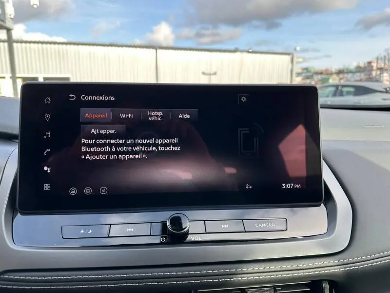 Écran tactile central du tableau de bord du Nissan Qashqai Hybrid e-POWER 2025, affichant le menu Connexions.