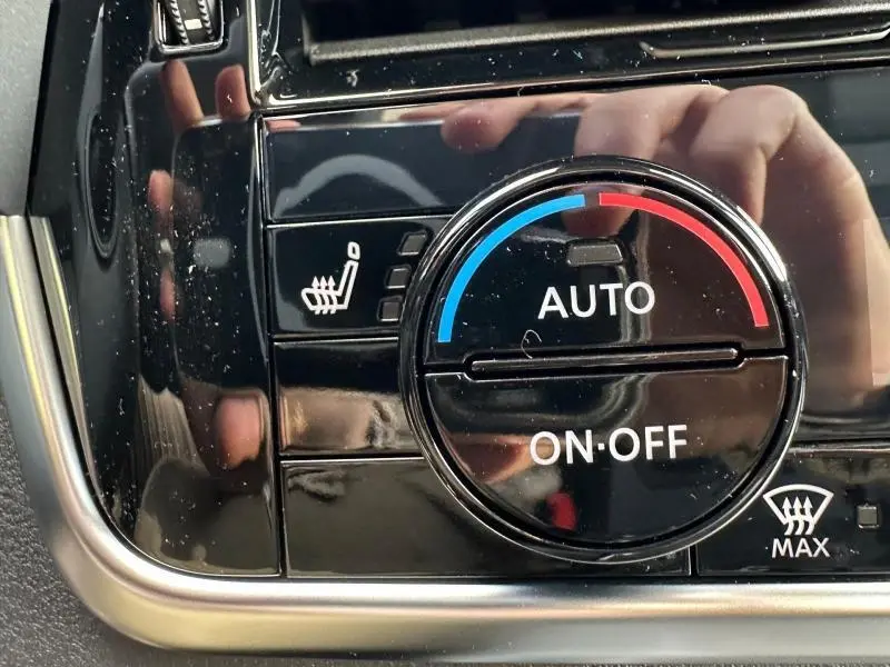 Gros plan sur la commande de climatisation automatique du Nissan Qashqai Hybrid e-POWER 2025, finition N-Connecta.