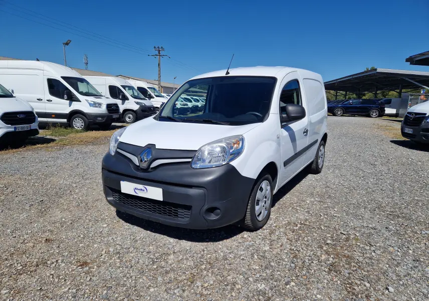 Renault Kangoo blanc vue 3/4 avant droit, fourgonnette utilitaire avec pare-chocs noir mat et jantes acier.