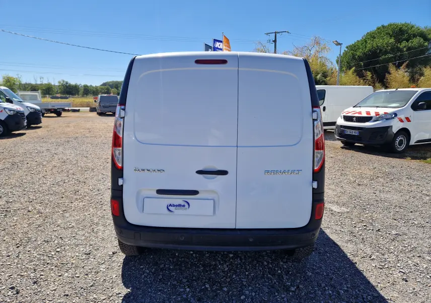 Renault Kangoo blanc vue 3/4 arrière droit, fourgonnette utilitaire avec portes arrière battantes et pare-chocs noirs.