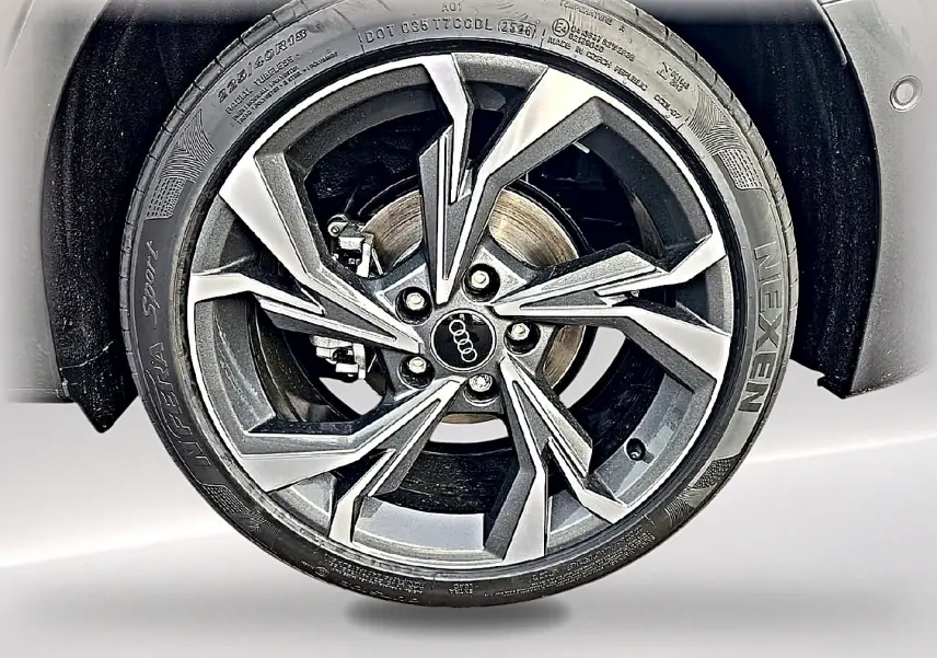 Gros plan sur la jante alu 18 pouces gris graphite de l'Audi A3 Sportback 2026 finition S line.