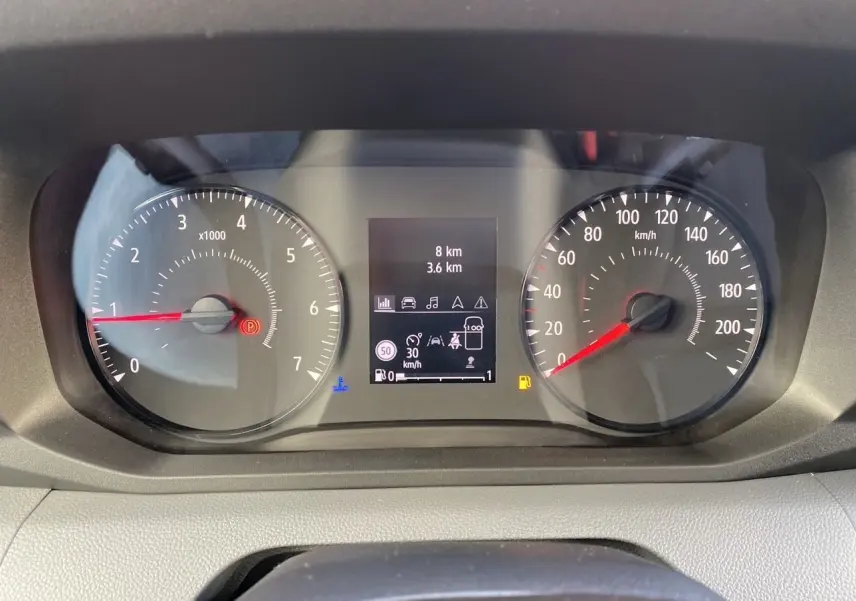 Vue rapprochée du combiné d'instrumentation numérique du Renault Master gris urbain, affichant vitesse et alertes.