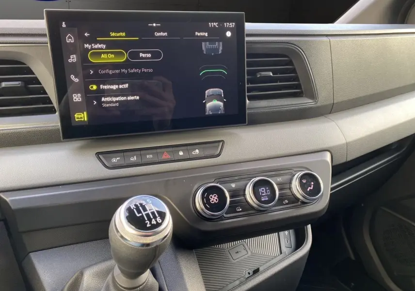 Vue intérieure du tableau de bord du Renault Master 2025, mettant en valeur l'écran tactile et la boîte manuelle.