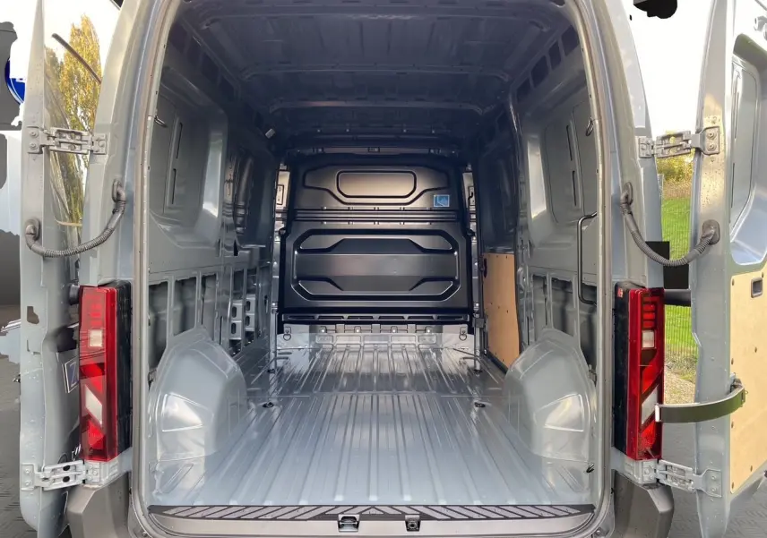Vue arrière ouverte du Renault Master gris urbain 2025 montrant l'espace de chargement tôlé et le plancher métallique.