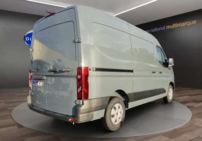 Vue 3/4 arrière droit du Renault Master gris urbain avec portes arrière tôlées et feux LED verticaux.