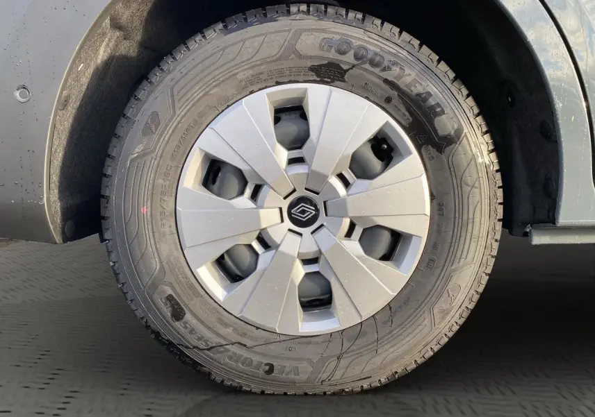 Gros plan sur la roue avant droite du Renault Master gris urbain avec jante et pneu Goodyear tous temps.