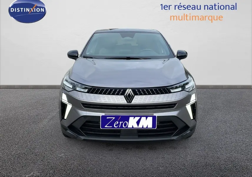 Vue frontale du Renault Captur E-Tech hybride gris cassiopée métal avec toit noir et éclairage LED allumé.