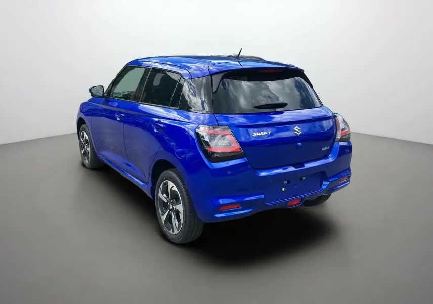 Suzuki Swift 2025 bleu Frontier pearl vue 3/4 arrière droit avec vitres surteintées et jantes alu 16 pouces.
