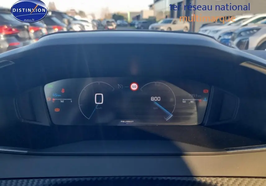 Tableau de bord numérique de Peugeot 208 1.2 100 Allure, affichage clair avec vitesse et compte-tours visibles.