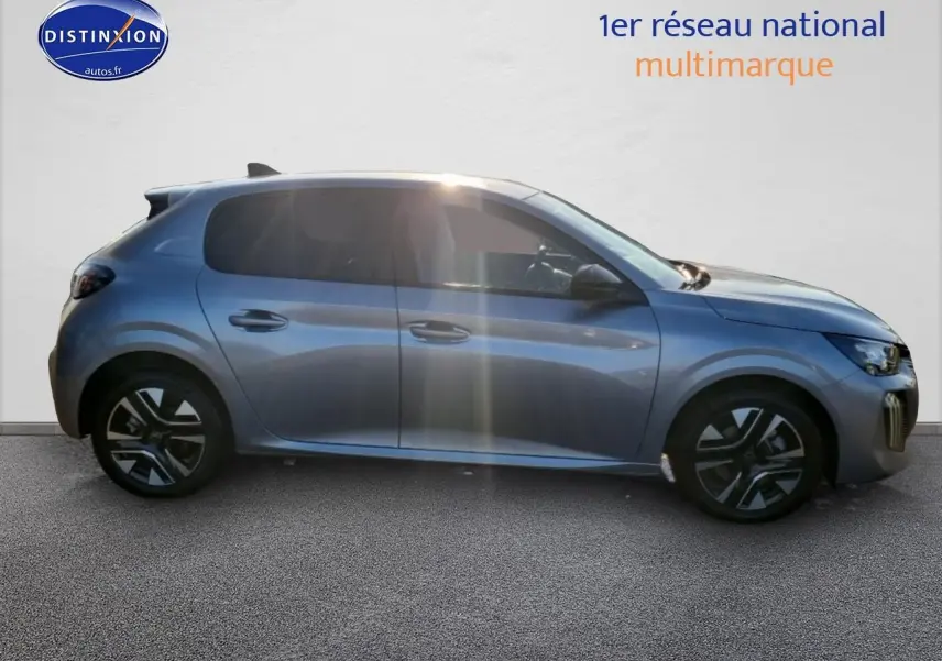 Profil droit de la Peugeot 208 1.2 100 Allure gris Artense avec jantes alliage et vitres teintées.