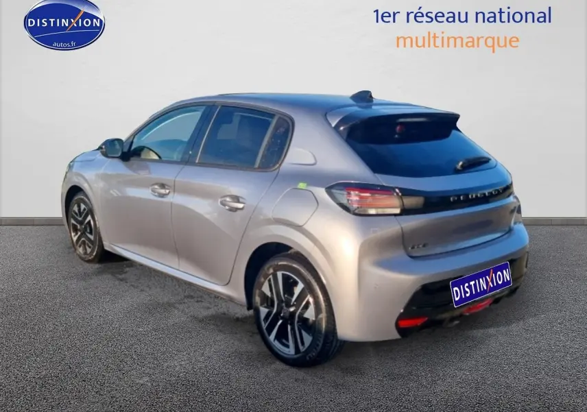 Vue 3/4 arrière droite d'une Peugeot 208 gris artense avec jantes alu et vitres teintées sur fond neutre.