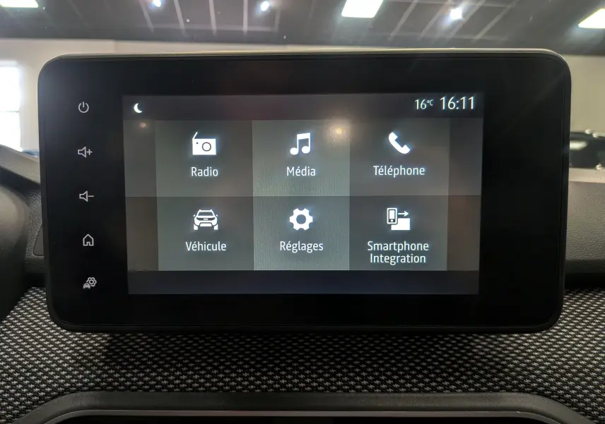 Écran tactile central de la Dacia Sandero TCe 90 CH JOURNEY 2025 affichant les options Radio, Média, Téléphone, Véhicule, Réglages et Smartphone Integration.