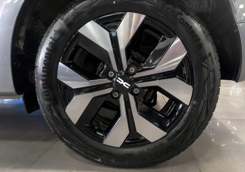 Gros plan sur la jante alliage bicolore noire et argentée du Dacia Sandero TCe 90 Gris Schiste, roue avant droite.