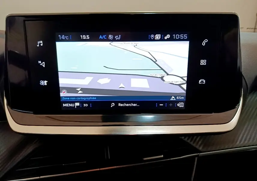Écran tactile central du système de navigation de la Peugeot 2008 blanc, affichant une carte en 3D.