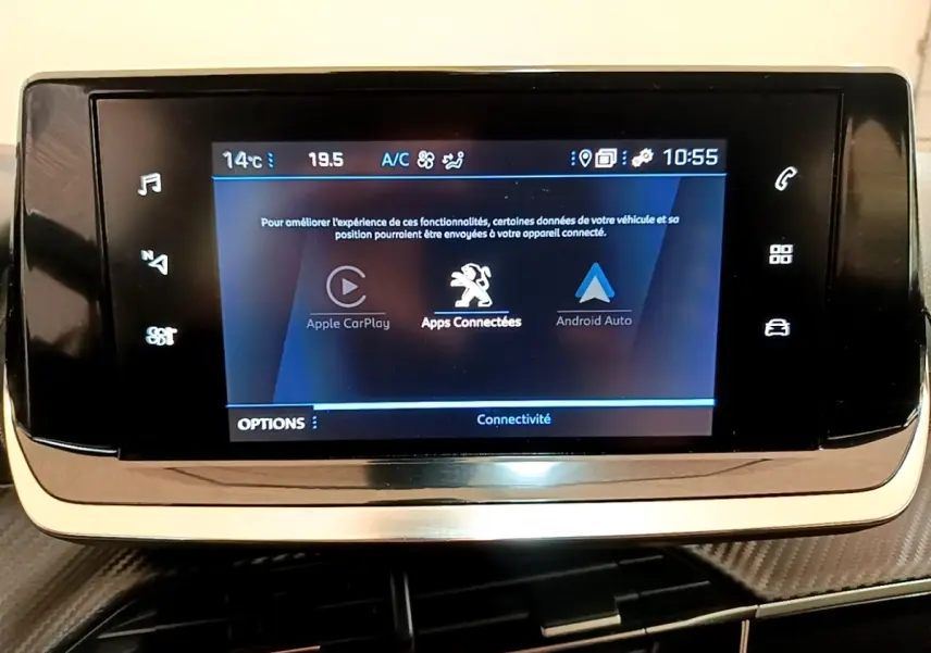 Écran tactile central du tableau de bord du Peugeot 2008 blanc, affichant Apple CarPlay et Android Auto.