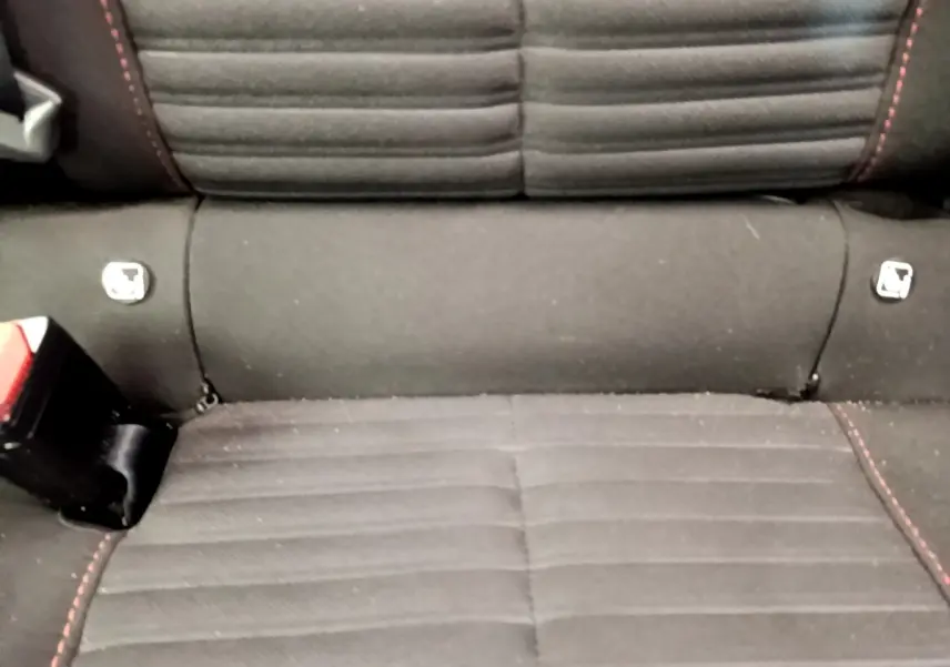 Gros plan sur la banquette arrière noire avec surpiqûres rouges du Peugeot 2008 BlueHDi 110 de 2021.