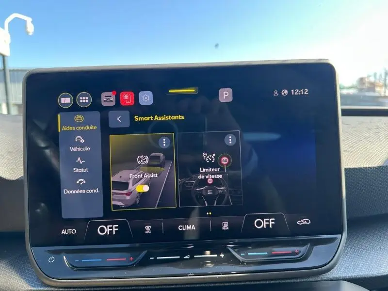Écran tactile intérieur du SEAT LEON ST 2025 montrant les assistants de conduite, avec tableau de bord en arrière-plan.