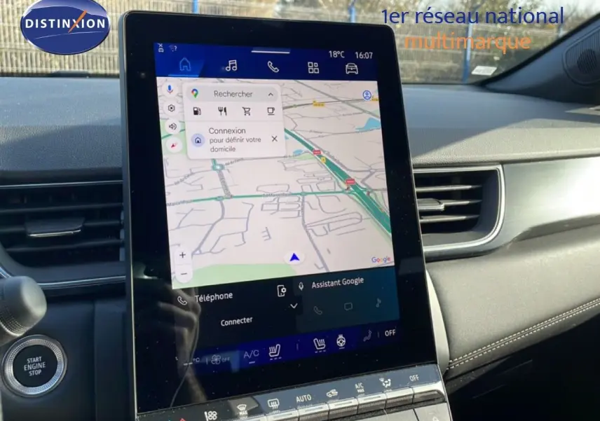 Vue intérieure du tableau de bord de la Renault Symbioz gris cassiopée, avec grand écran tactile affichant la navigation.